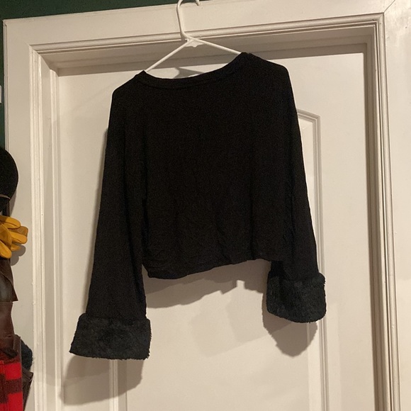 Black 3/4 shirt with fuzzy cuffs - Picture 2 of 3